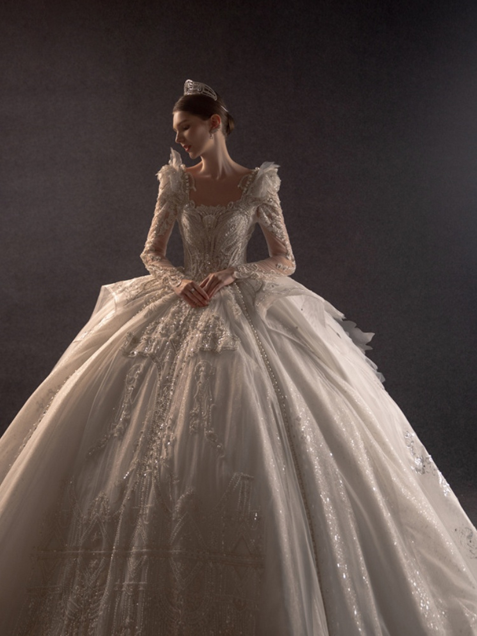 九件重工婚纱分享  在婚礼上,婚纱是每个新娘展现自己独特魅力的关键.