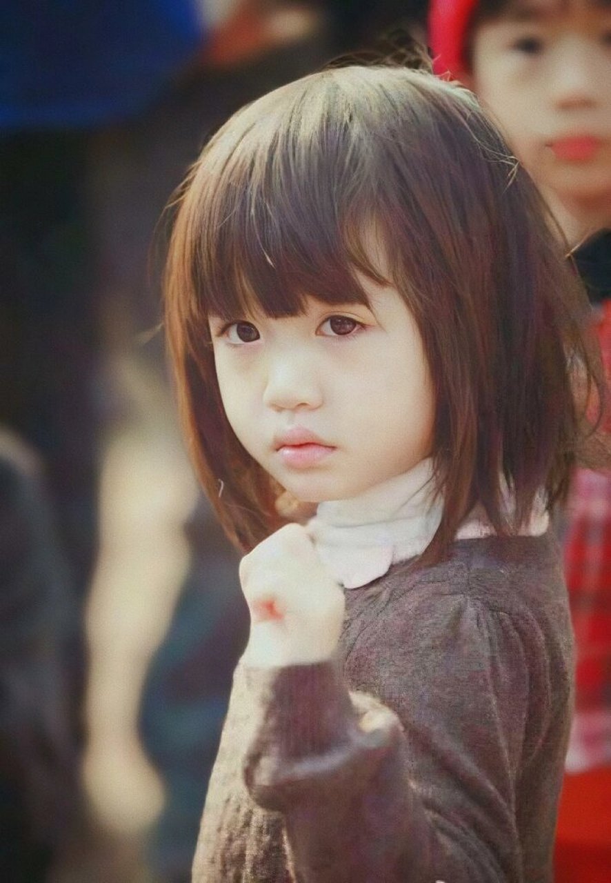 被钟丽缇的女儿cayla吸引 可爱的小考拉,小时候十分害羞,常常哭得梨花