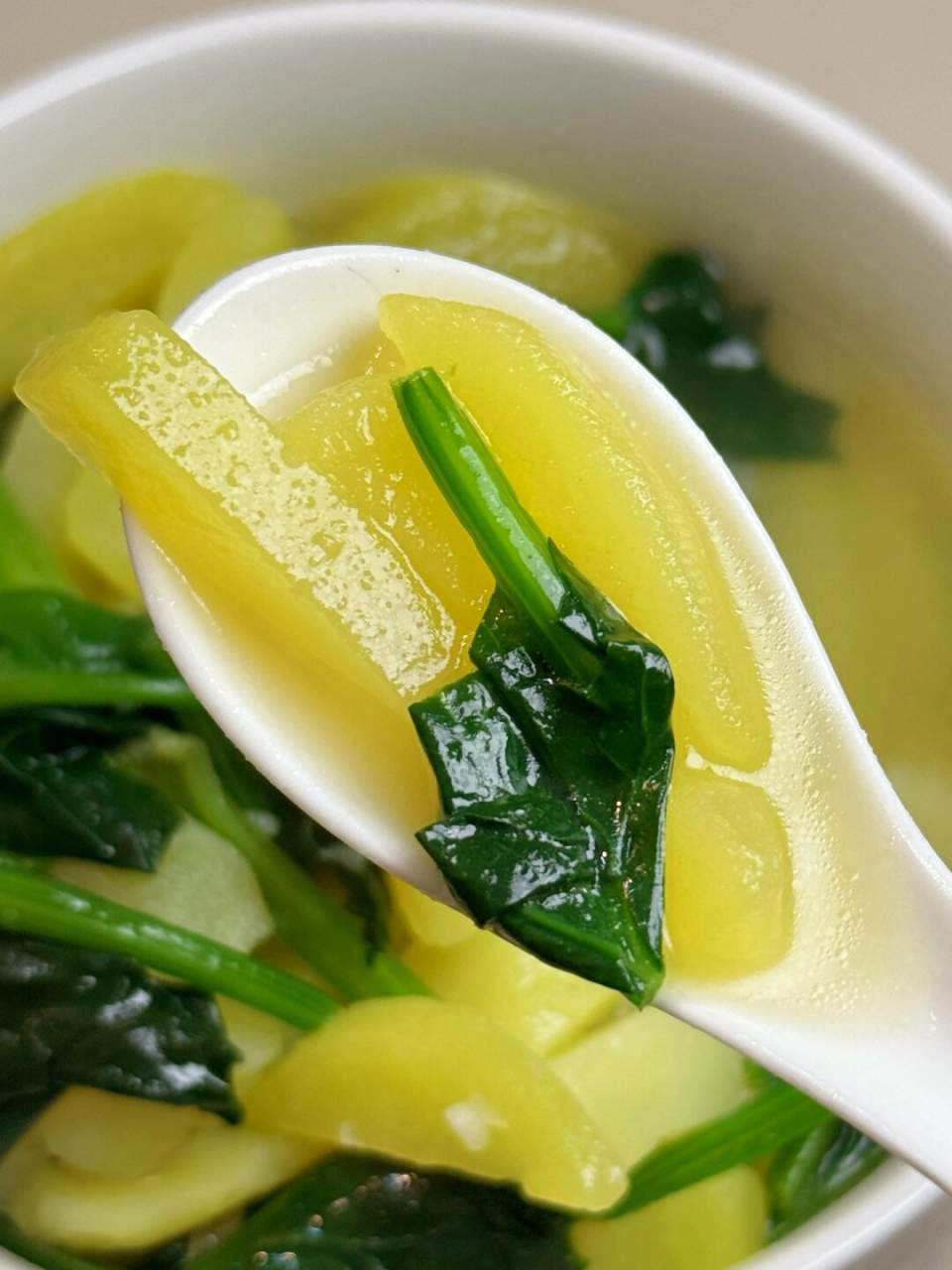 干净真的会瘦  亲爱的姐妹们,今天我要分享一道口感惊艳的菠菜土豆汤!