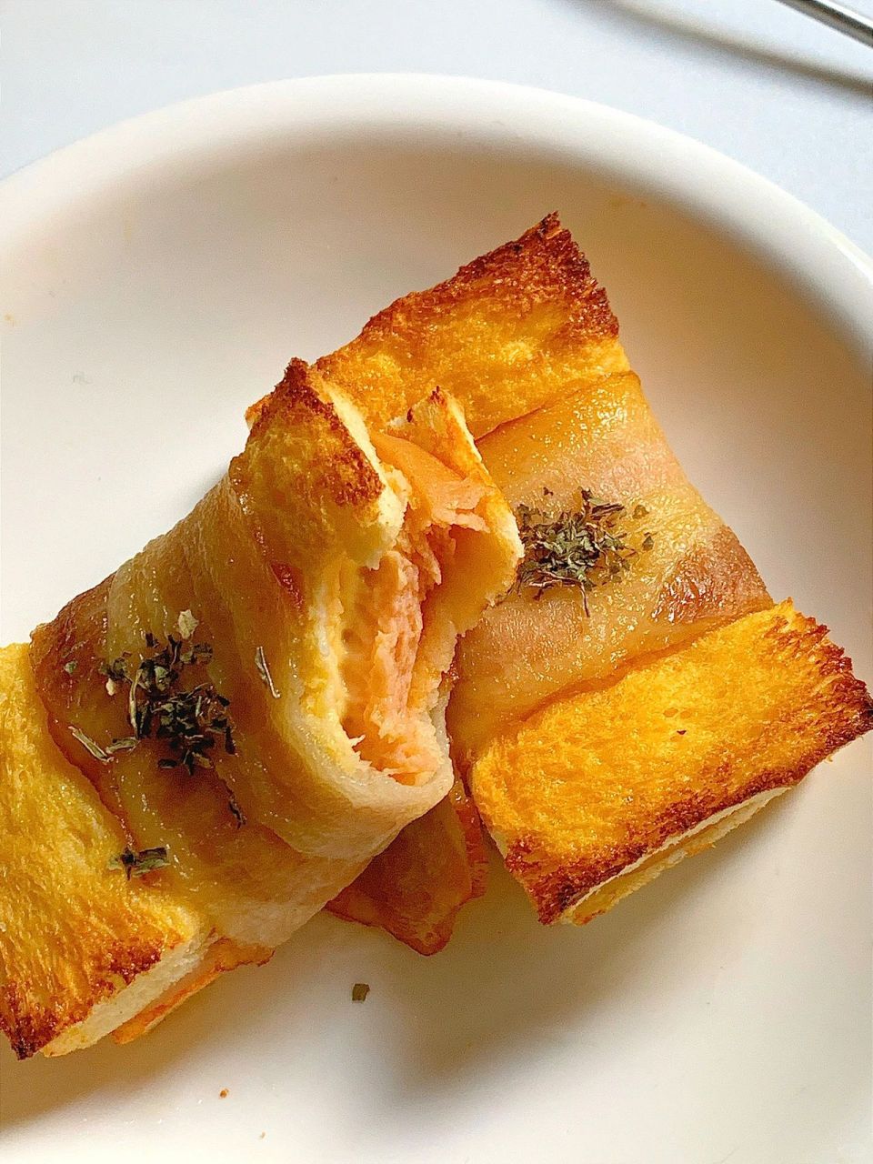 芝士培根吐司卷 食材 吐司2片 培根2片芝士1片 鸡蛋1个午餐肉2片