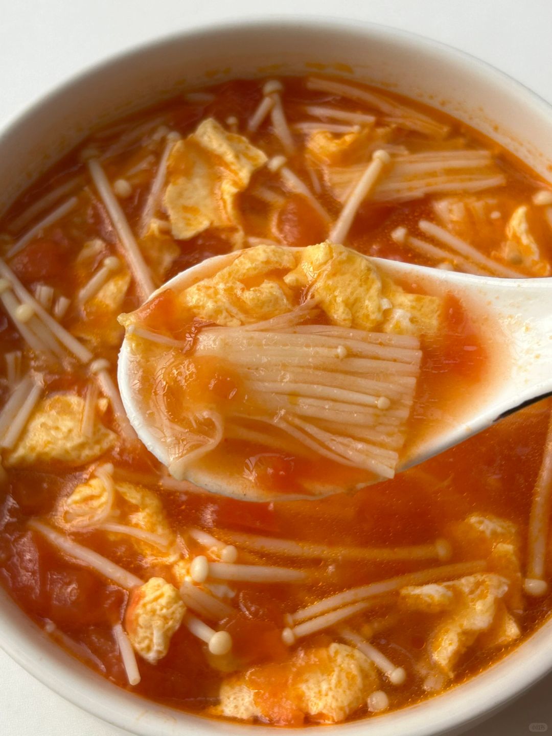 别担心,今天我为大家带来一道低卡低热量的西红柿鸡蛋金针菇汤!