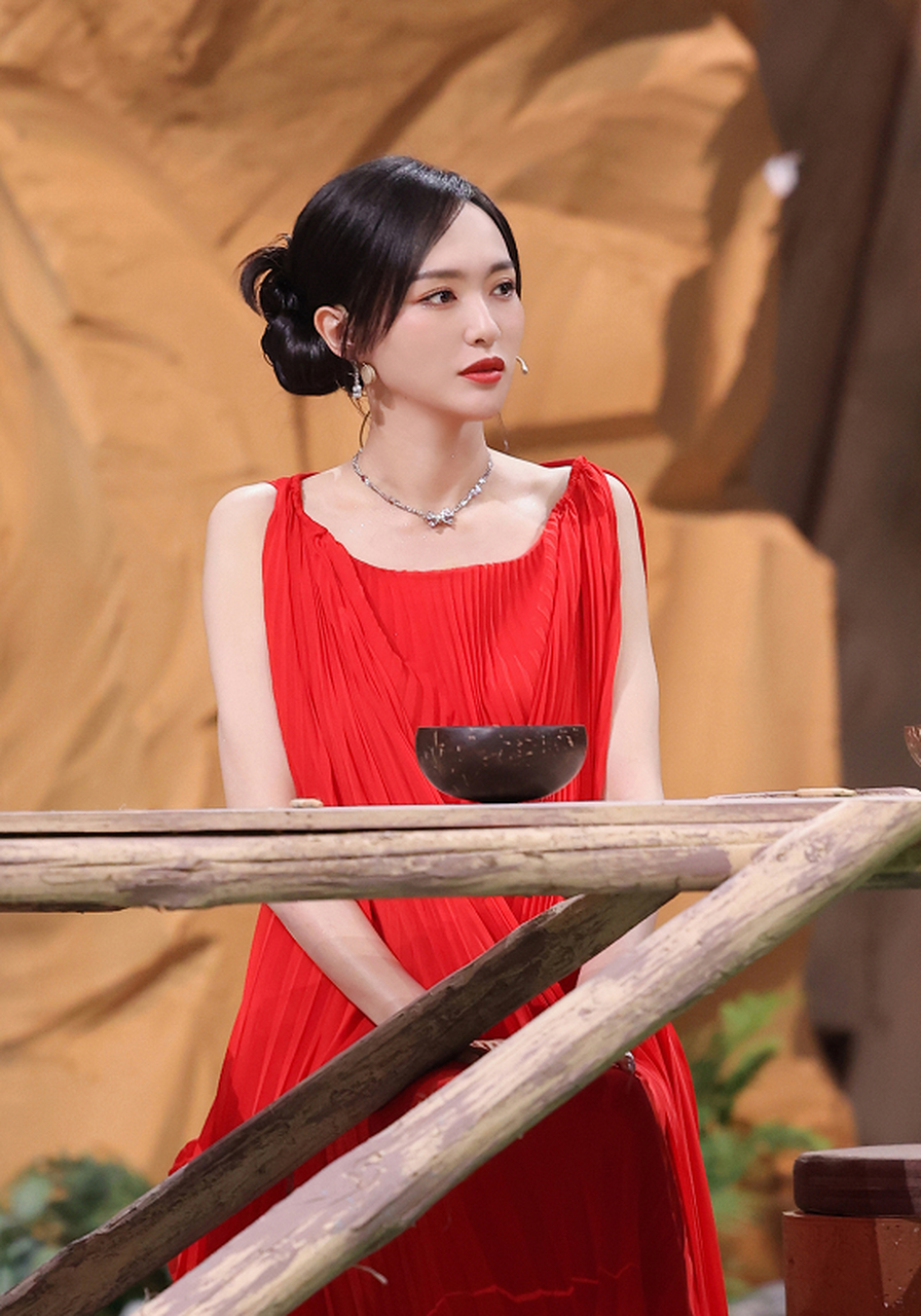 红衣唐嫣,真的是不同的感觉.