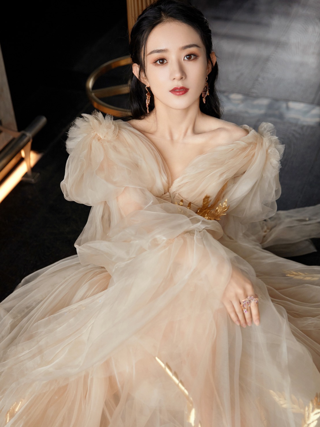 赵丽颖穿过的最美的高定服装之一是在一次时尚活动中,她身着一件