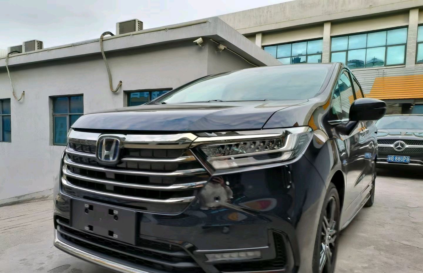 全新混动本田奥德赛:重塑豪华mpv新篇章,蓝色车标极具辨识度