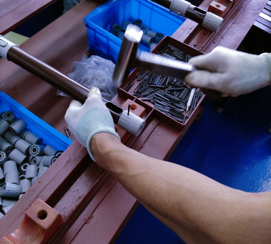 打螺丝的工作虽然辛苦点,但是工作稳定,有一份固定的收入比什么都好