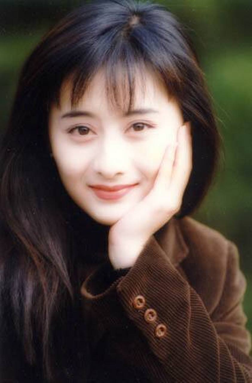 陈德容年轻的时候可真好看,水灵灵的,尤其眼睛,好像会说话一样,当年得