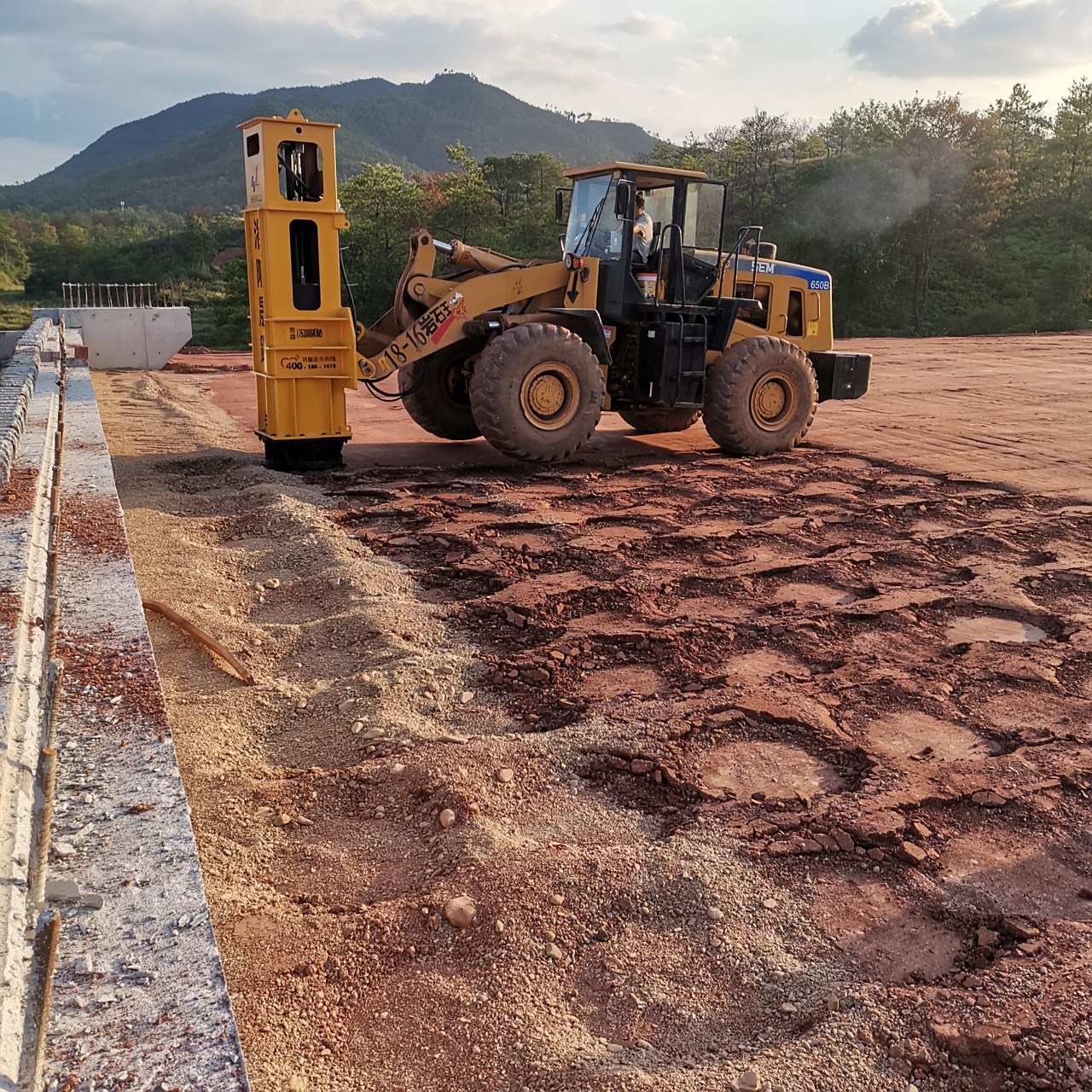 高速液压夯实机的工作原理是利用液压系统将发动机的动力传输到夯实