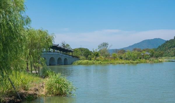 别去西湖数人头了,绍兴有个小西湖,风景堪比千岛湖,还不收门票