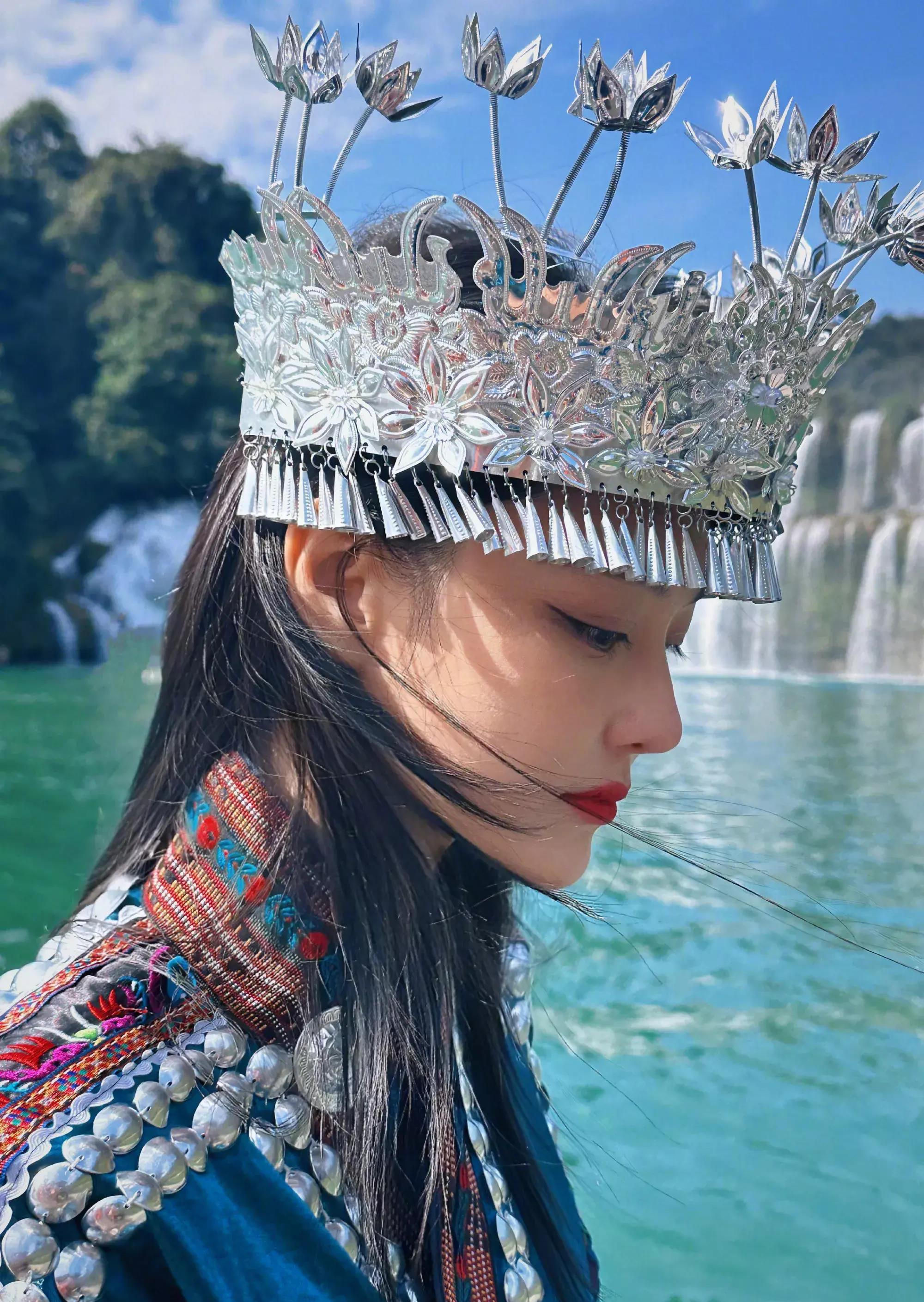 张馨予晒广西德天瀑布游玩照,穿民族服饰超惊艳,美人美景好养眼