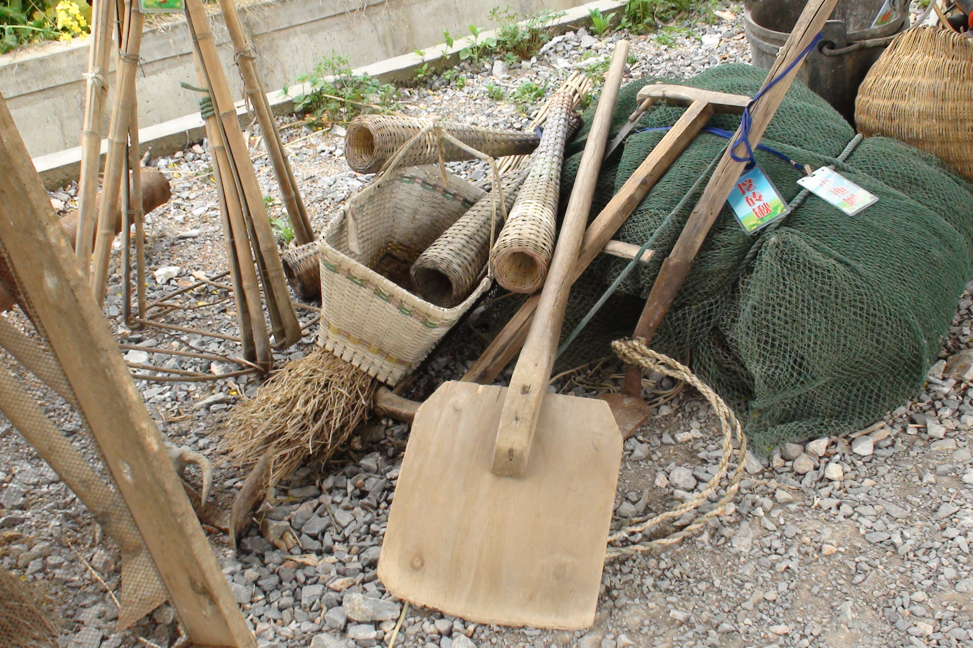 农耕时代的农具在科技发展下被现代化机械取代,但它们