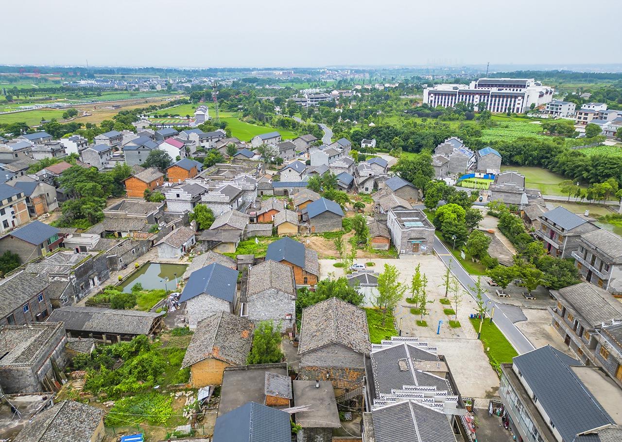 江西南昌安义古村,青砖黛瓦,古朴天成,是一处典型的赣商文化村