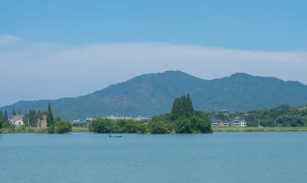 别去西湖数人头了,绍兴有个小西湖,风景堪比千岛湖,还不收门票