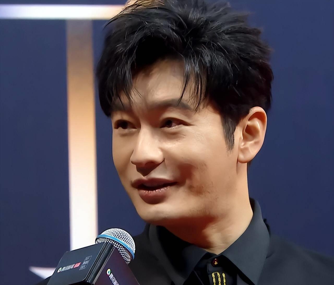 白皮书盛典镜头好真实:黄晓明发福,吴昕脸僵,魏大勋抬头纹抢镜