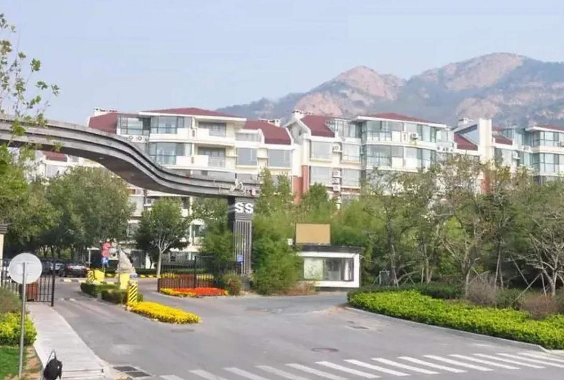 近日,青岛崂山石老人老牌高档小区山水名园展开了一场轰轰烈烈的换