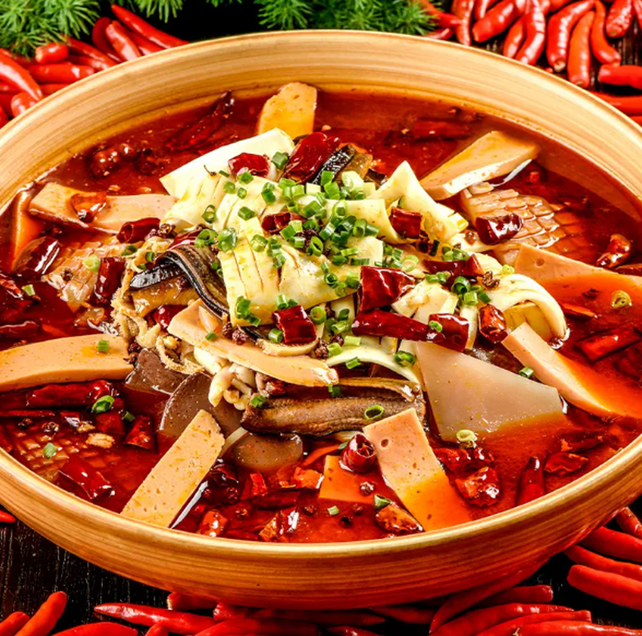 重庆毛血旺是代表川菜的特色菜品,以鸭血为主料,采用独特的烹饪技巧