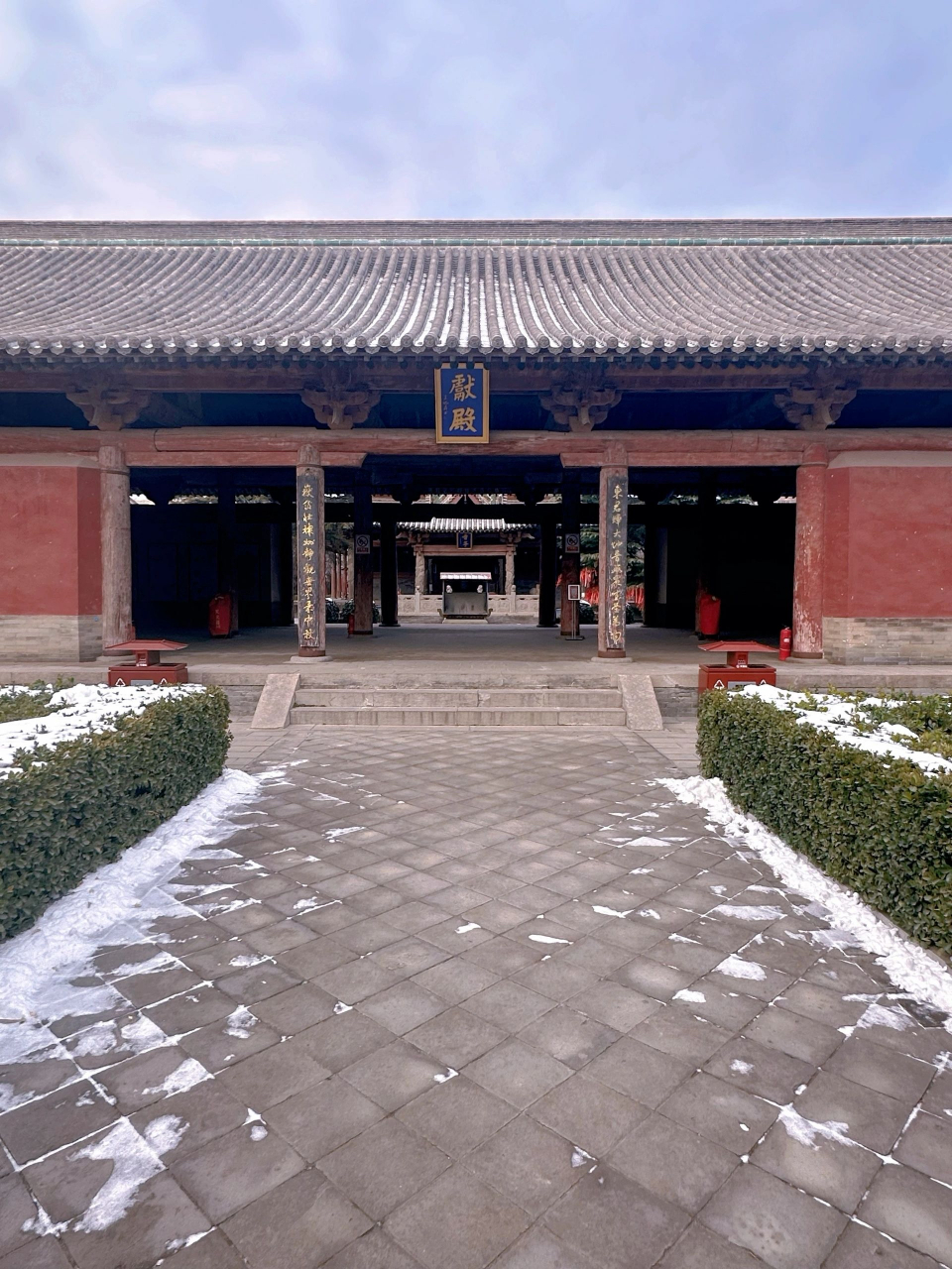 献殿,元建重修,面阔七间,单檐悬山顶,内部梁架为六椽屋分心用三柱.