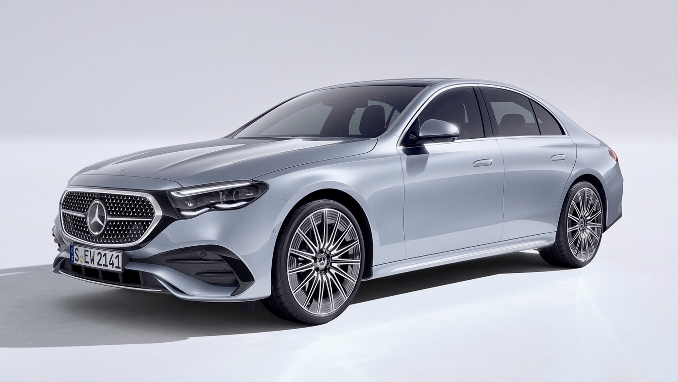 奔驰e级进口车型,2024款奔驰e200,银色车身更显大气