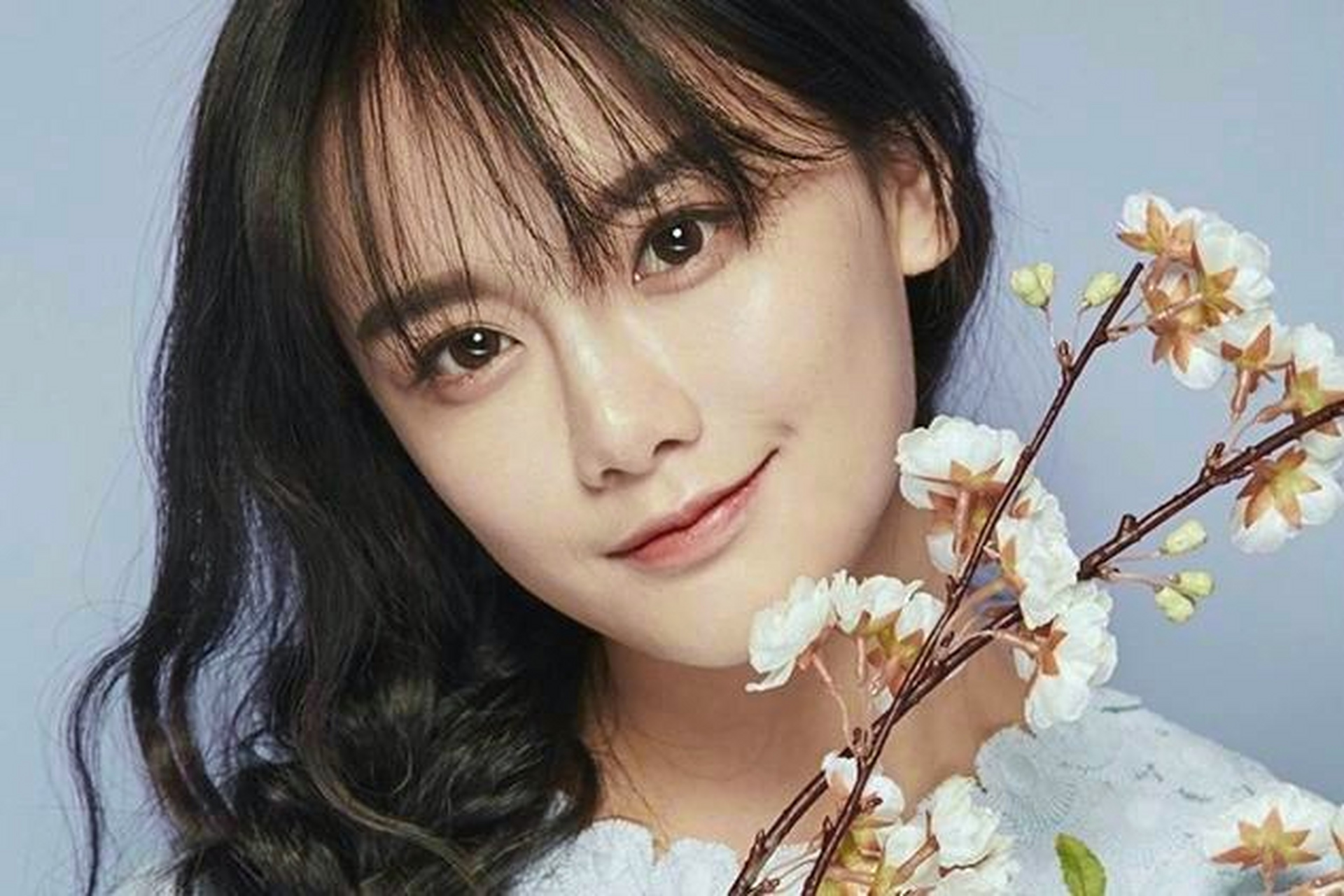 "照片中南笙身着红色婚服,对着镜头wink.