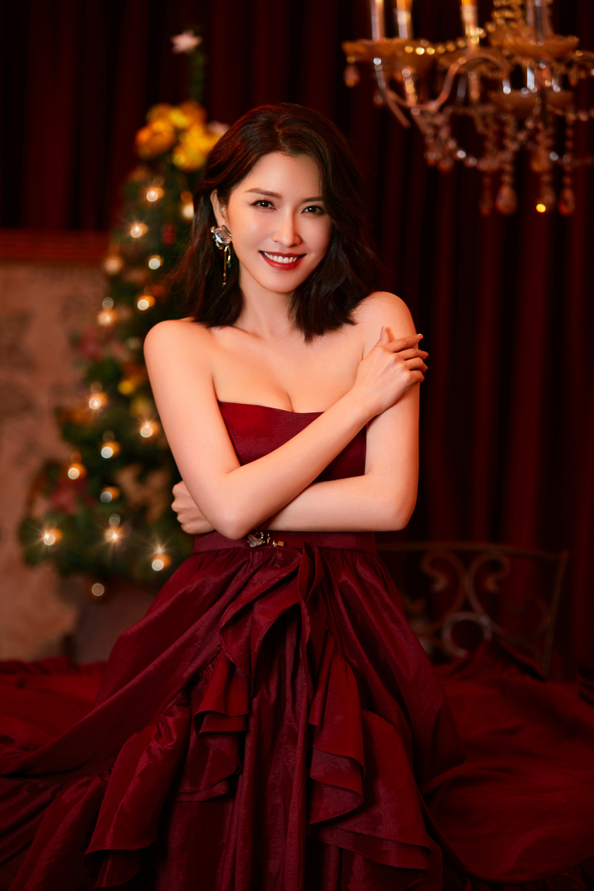 徐洁儿身着红色抹胸裙,优雅高贵,裙摆摇曳生姿,展现出完美的身材曲线.