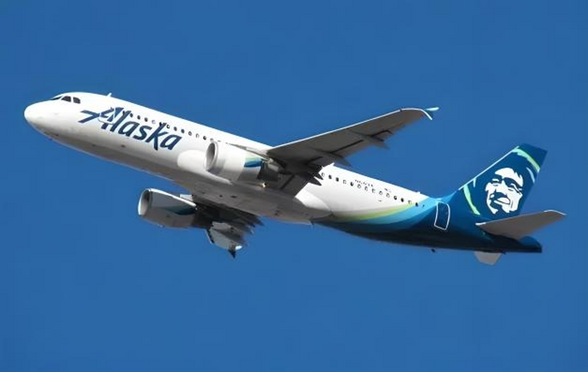 据报道,这架飞机5日在波特兰起飞后不久就发生了爆炸,导致机身出现