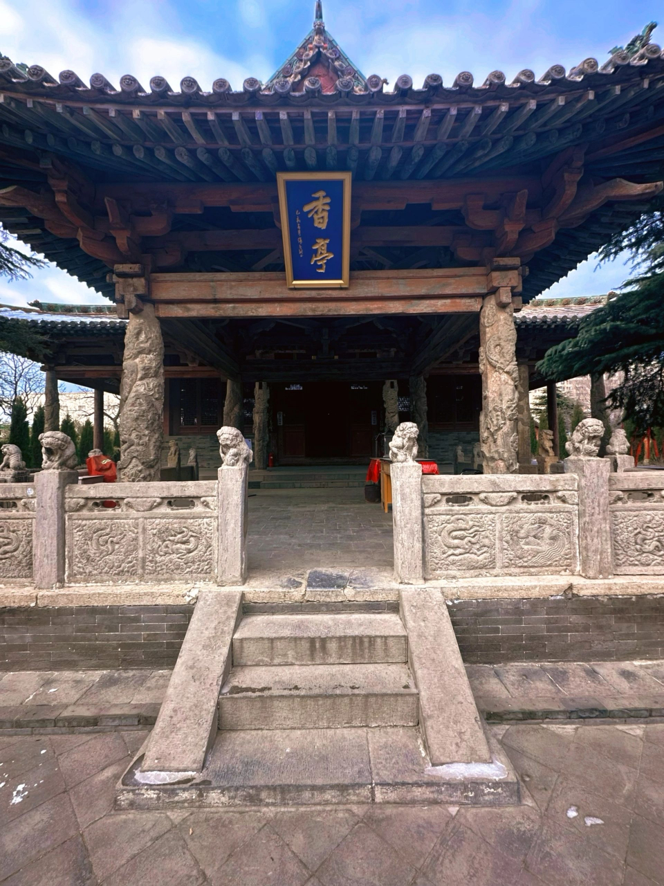 献殿,元建重修,面阔七间,单檐悬山顶,内部梁架为六椽屋分心用三柱.