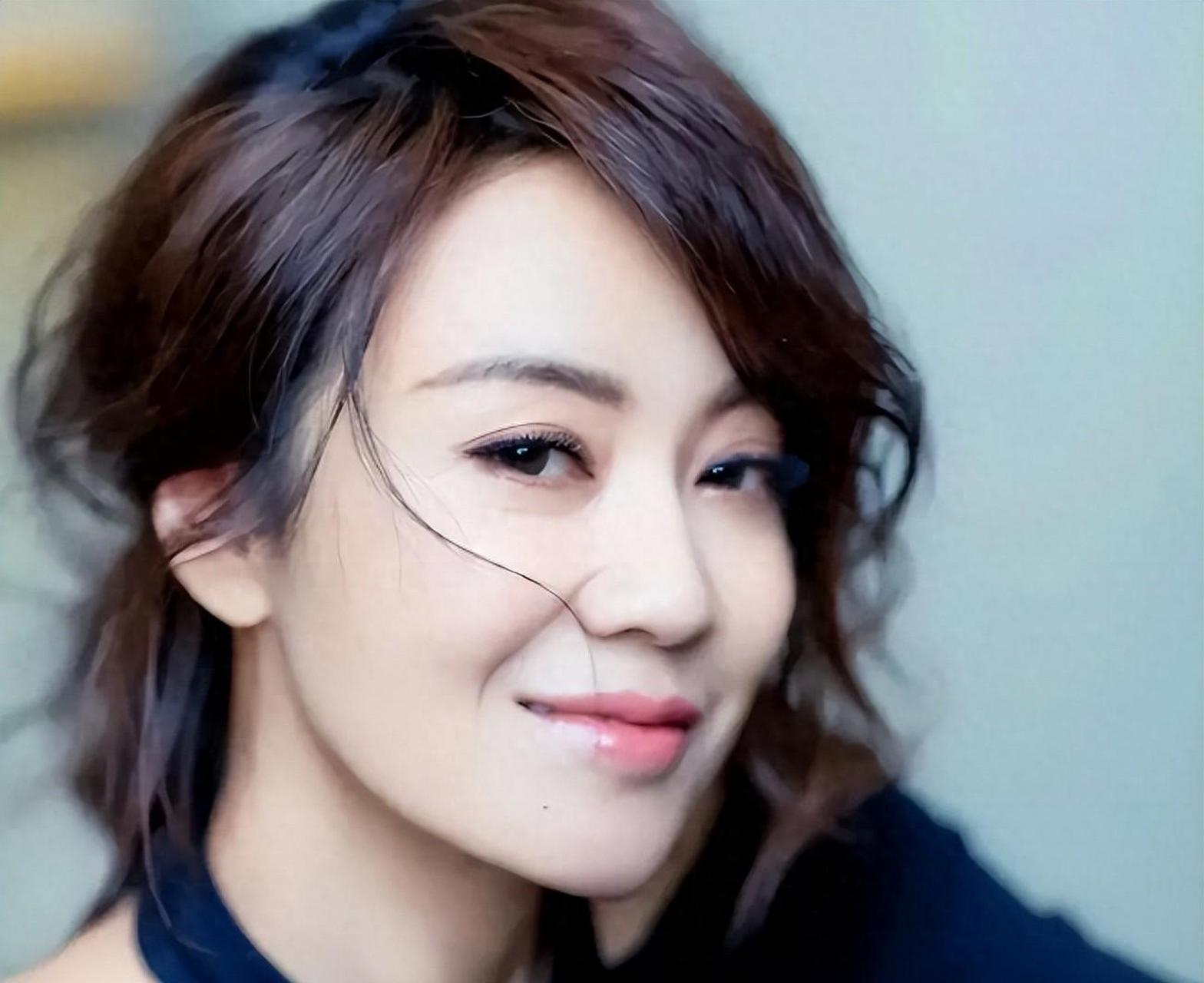 闫妮曾经历失败婚姻,离婚后迅速走红成为一线女星.