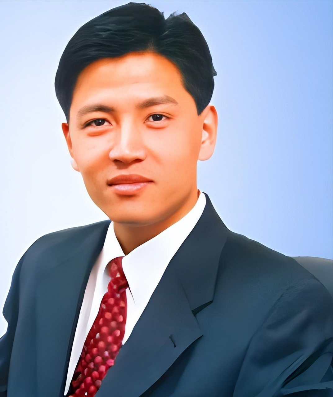 草根出身的张志铭在国美电器工作期间受到老板黄光裕的赏识,并因相貌