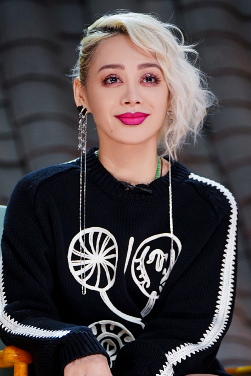 这夸张的大红嘴唇,时髦的发色,也只有50多岁的宁静能驾驭的了,话说