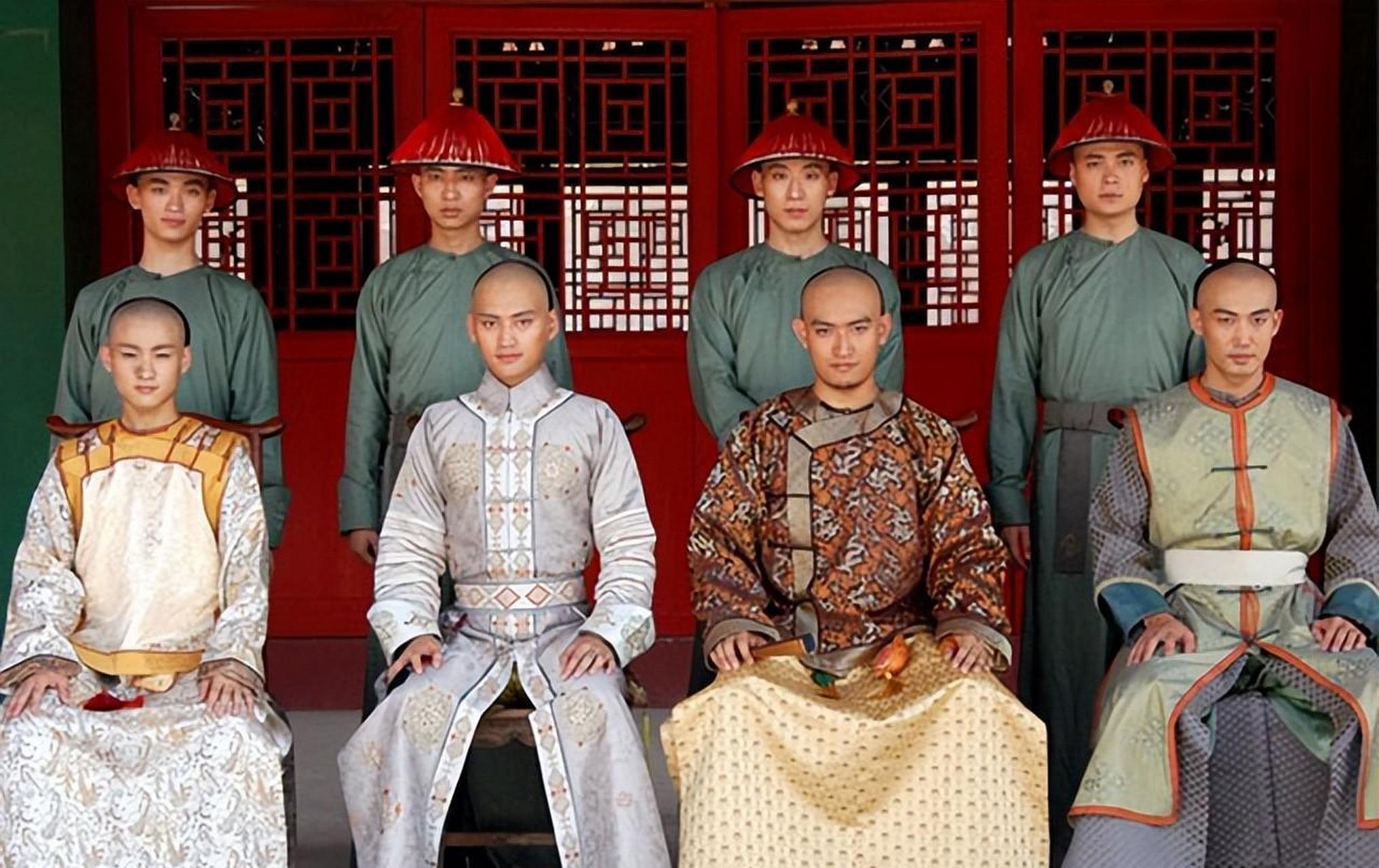 雍正对兄弟和宗室进行了严厉的政治打击,许多人都失去了爵位并被囚禁.