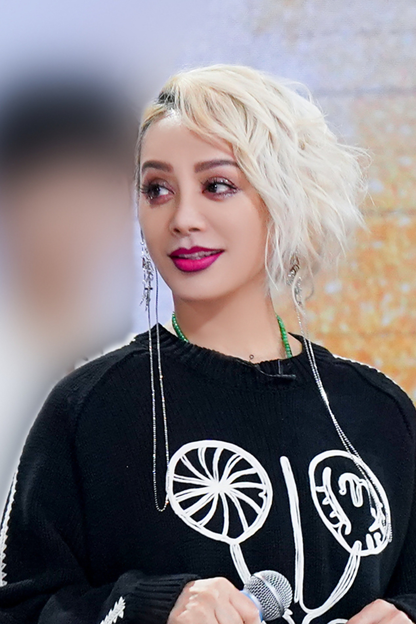 这夸张的大红嘴唇,时髦的发色,也只有50多岁的宁静能驾驭的了,话说