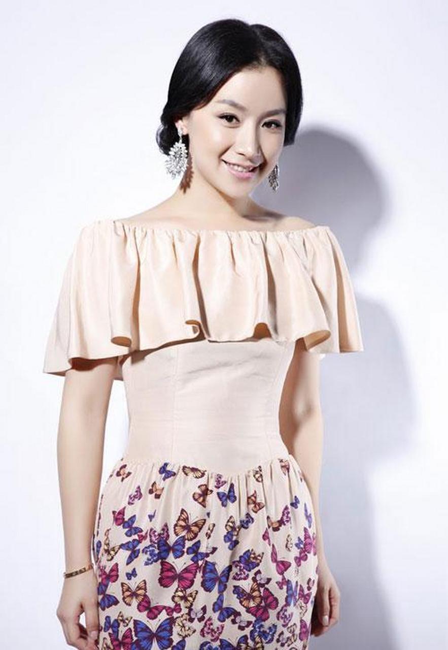 姚芊羽是一位备受尊敬的女演员,以其甜美端庄的形象和出色的表演技巧
