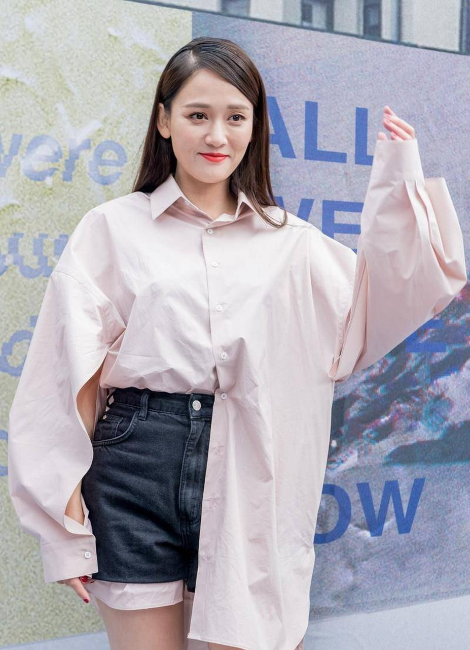 陈乔恩[超话]# 分享一组乔恩姐姐早几年的美图,不仅各款穿搭都很亮眼