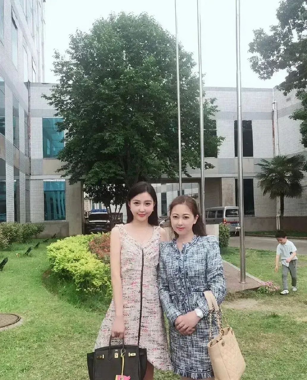 潘玮柏的妻子宣云拥有正统学历和丰富职场经验,展现出踏实稳重和多才