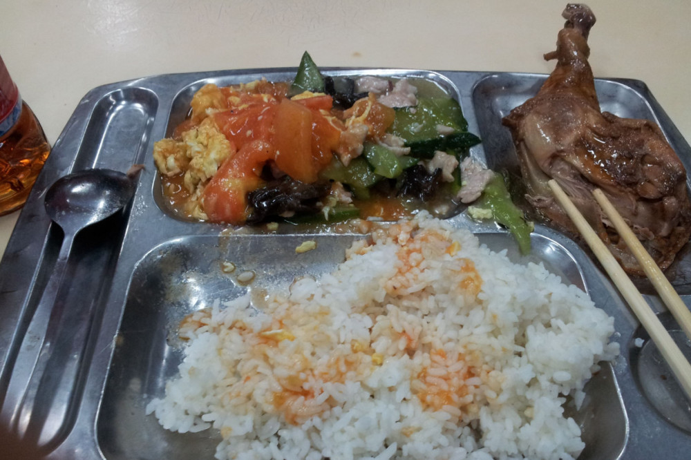 学校食堂管理存在诸多问题,如饭菜供给不足,排队时间过长等,导致学生