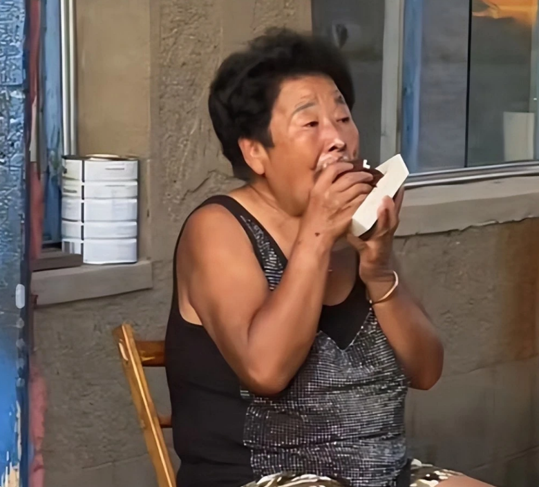 这个网红名叫"我是田姥姥",原名田桂芬,辽宁鞍山人,原本就是东北农村