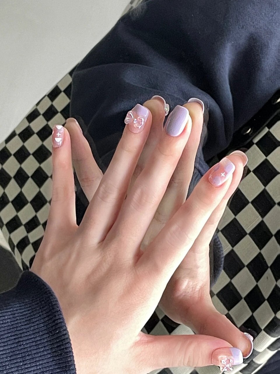 冰透紫色蝴蝶结美甲 这幅短甲咱就是说一整个被可爱住 适合学生党mm