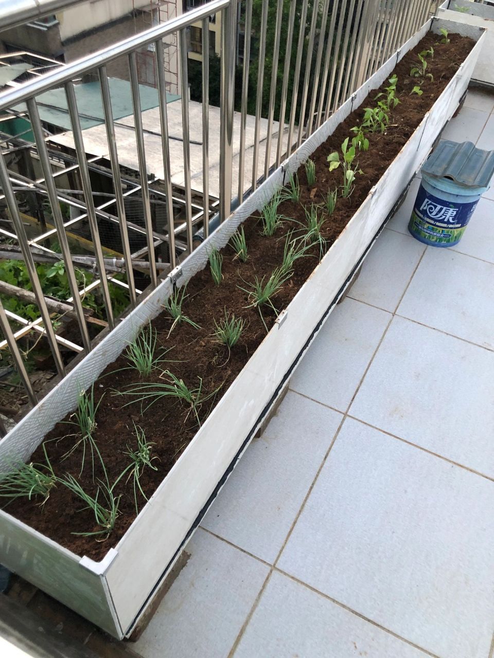 自制瓷砖花箱教程 自制瓷砖花箱真是太简单了,装修用剩下的瓷砖,可以