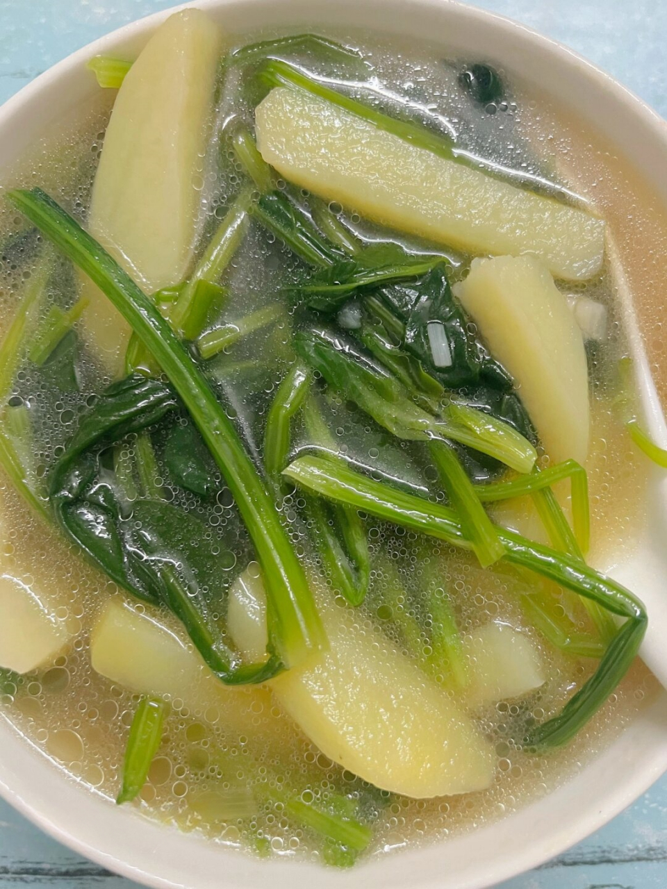 夏天清爽解腻的土豆菠菜汤  简介: 在炎炎夏日,来一碗清爽解腻的