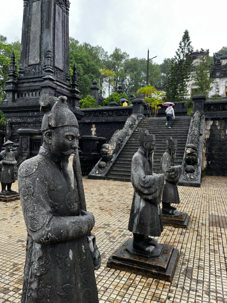 扭曲了時空的極其華美又頹敗的越南皇陵  启定皇陵位于优美的周珠山上