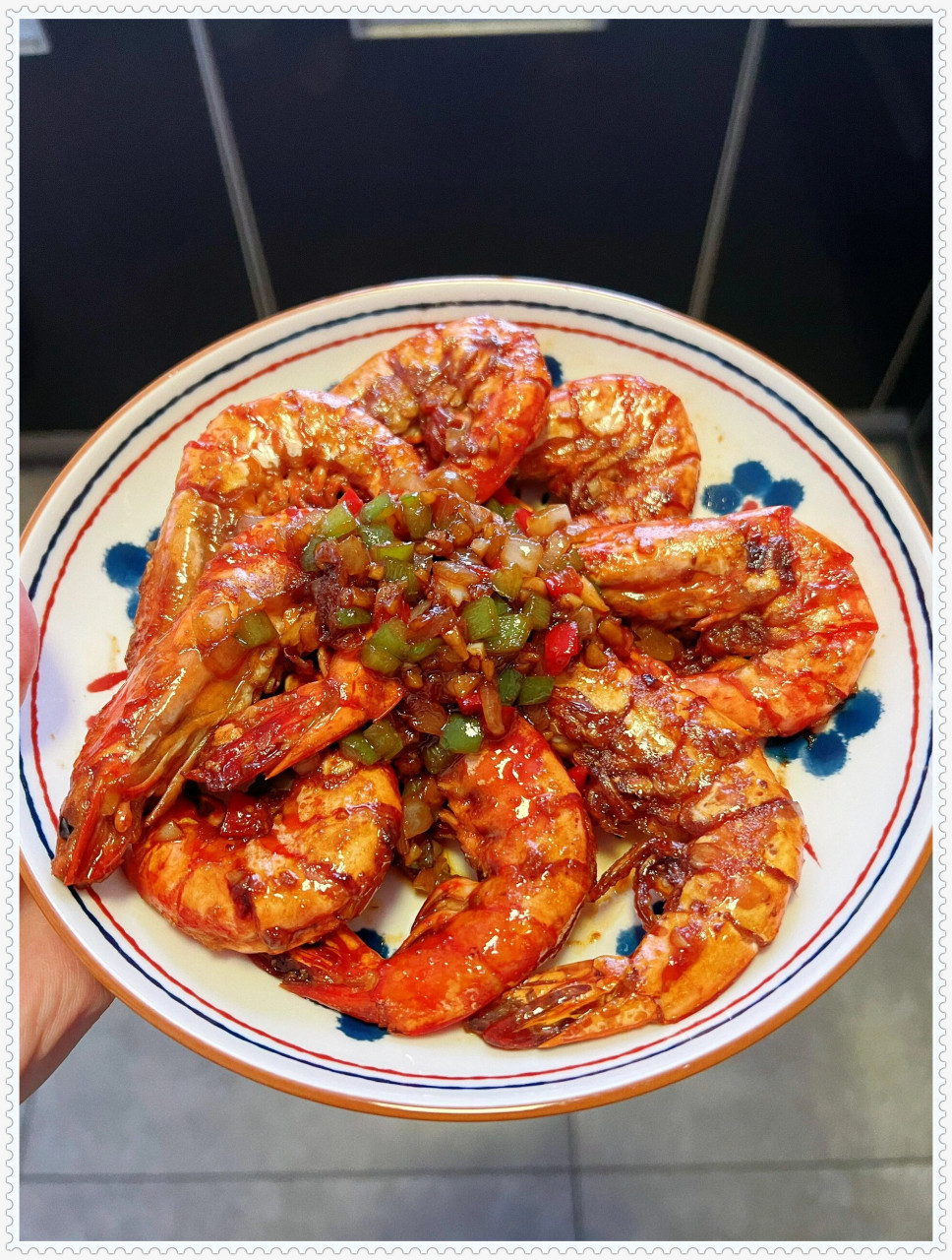 豉油皇大虾:鲜香四溢,虾肉饱满  色泽金黄的豉油皇大虾,在热气氤氲中