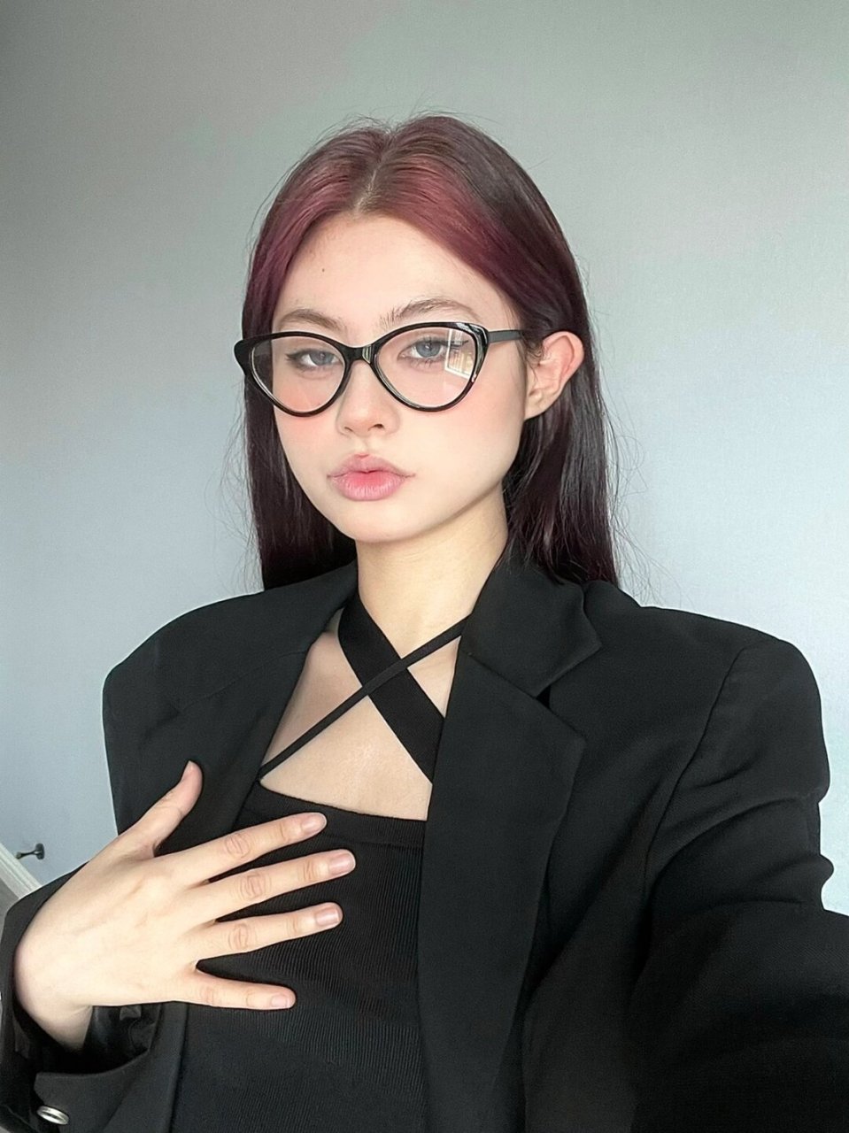 毋庸置疑,曾经因脸型而感到自卑是真实的经历,尤其是