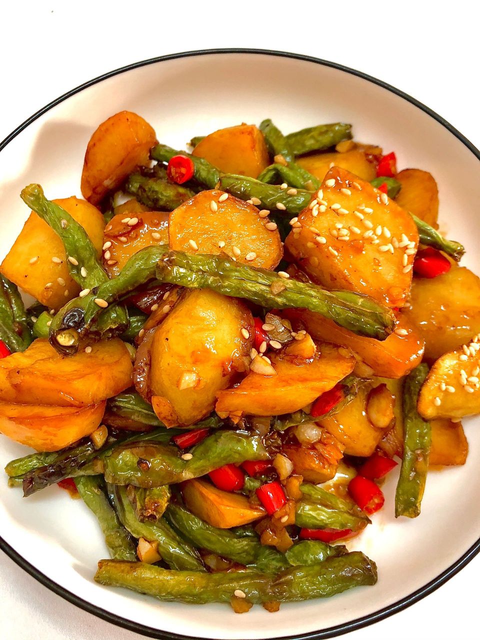 今天,我要给大家带来一道解腻又美味的土豆烧豆角