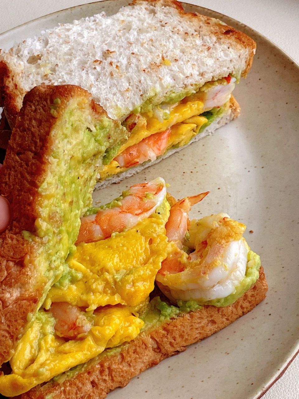 早餐牛油果滑蛋虾仁吐司三明治 经典搭配简单快手又好吃 吐司酥酥脆脆
