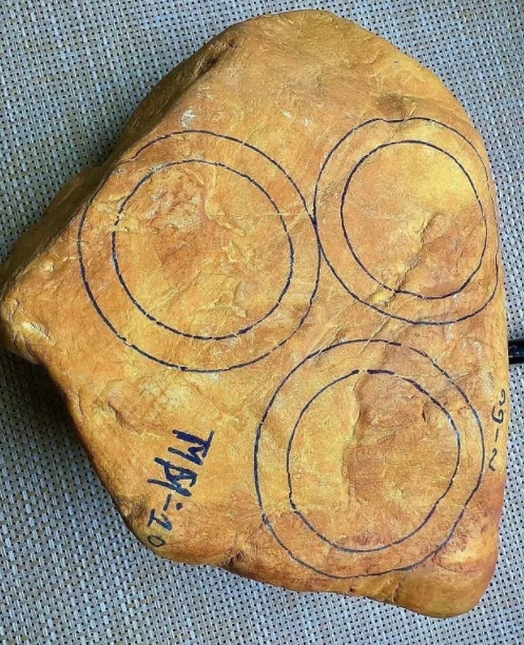 点击头像看直播# #翡翠原石# 木那浓晴底手镯料来一坨 14.