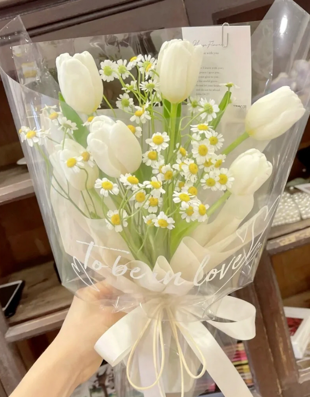 白色郁金香:超越玫瑰的爱之花语 在五彩斑斓的花海中,白色郁金香以其