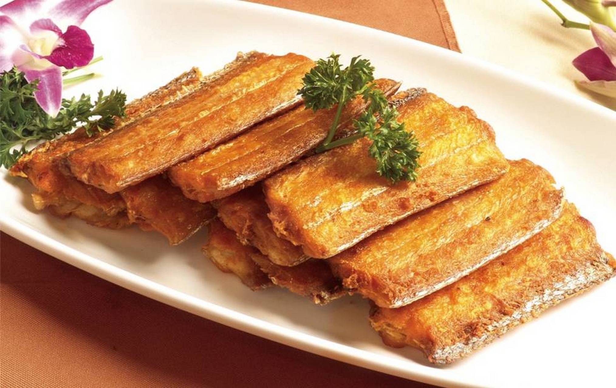 香煎带鱼食谱  香煎带鱼是一道营养丰富的家常菜,富含优质蛋白质,不