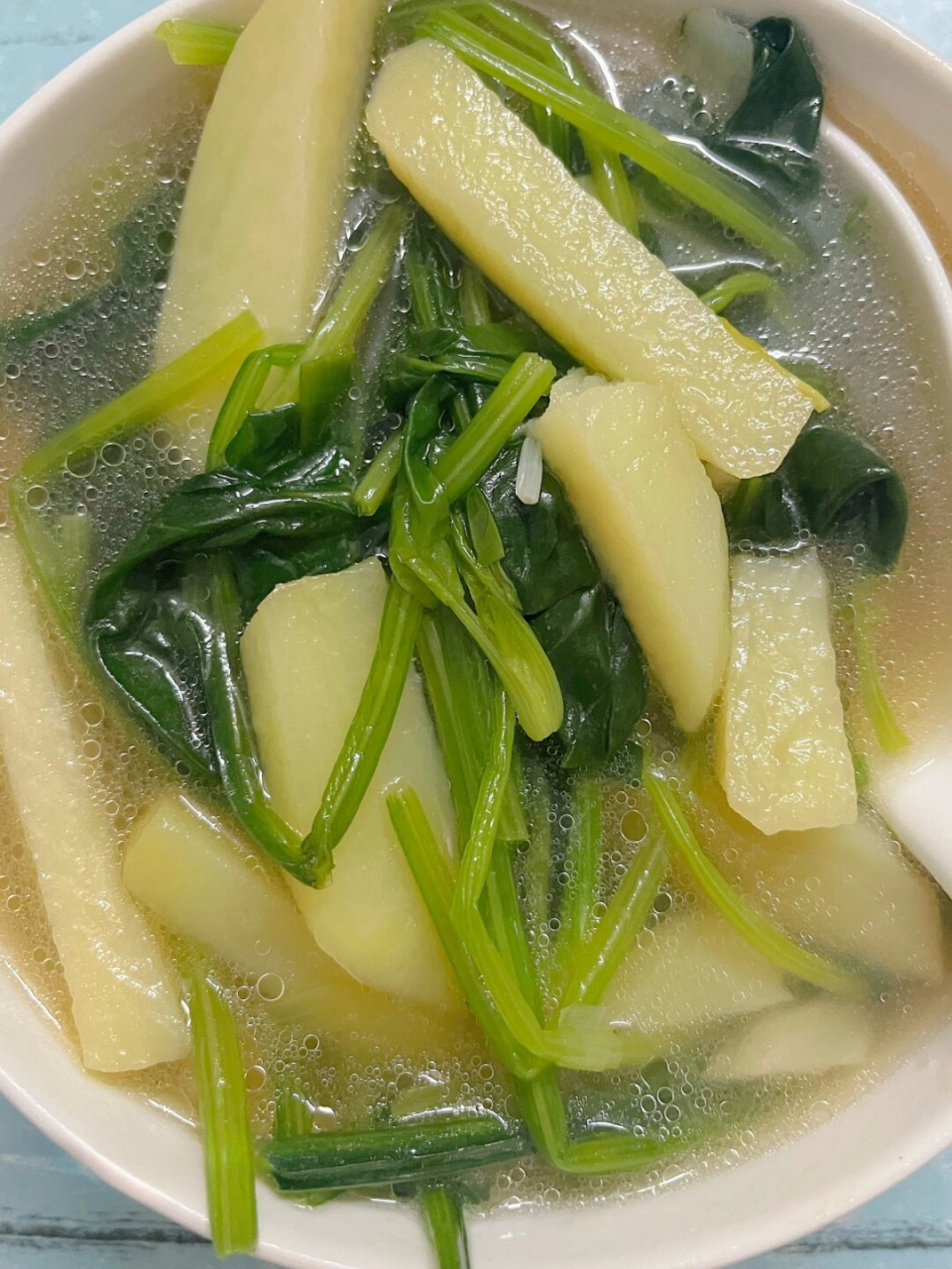 夏天清爽解腻的土豆菠菜汤  简介: 在炎炎夏日,来一碗清爽解腻的