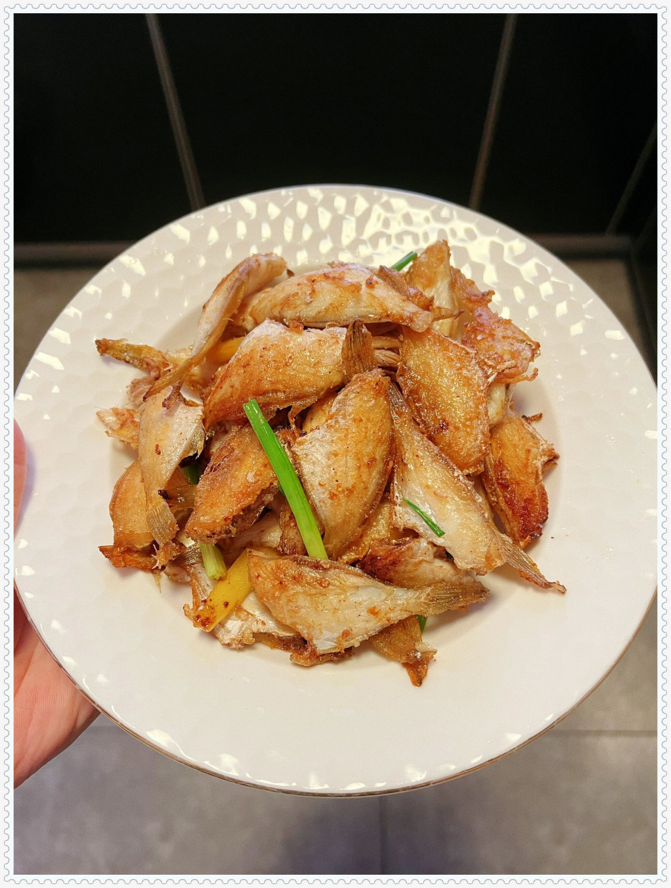 金黄酥脆的香煎剥皮鱼,诱人食欲,让人垂涎三尺.