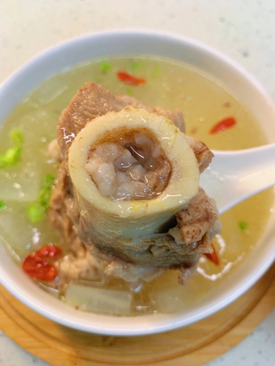 这道冬瓜筒骨汤不仅味道鲜美,还能清热润肺,滋补养颜,大人小孩都爱喝.