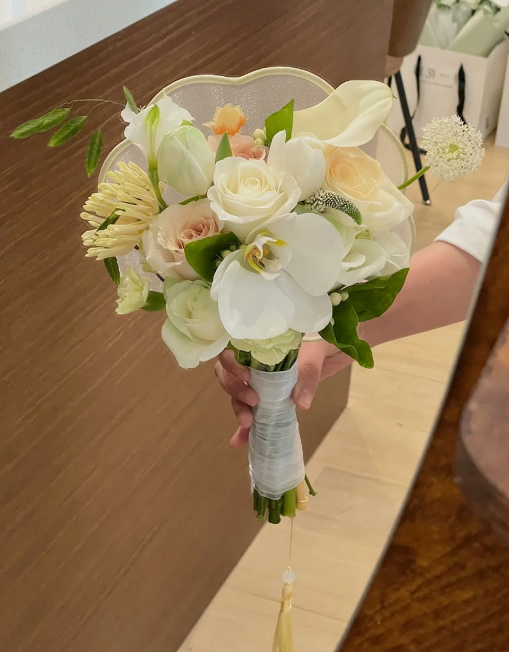 中式团扇手捧花:汇聚中式雅致与现代浪漫 这款中式团扇手捧花,将传统